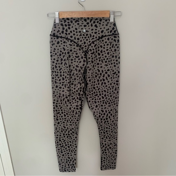 Balance Athletica/ Vitality Ascend Pant Kingdom Collection Snow Leopard Small - Picture 5 of 8